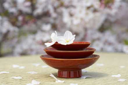 强大的标志是什么？有脾气，但不乱发脾气。有情绪，但不情绪化。有主见，但很少反驳别人的话。会管理时间，不浪费在无效社交上。会妥协，不露不必要的锋芒。会挣钱，会花钱，会扔东西。有情趣爱好，也有专业能力。不拖延，不迷恋，不抱怨。懂得一见钟情是爱情，来日方长也可以是。