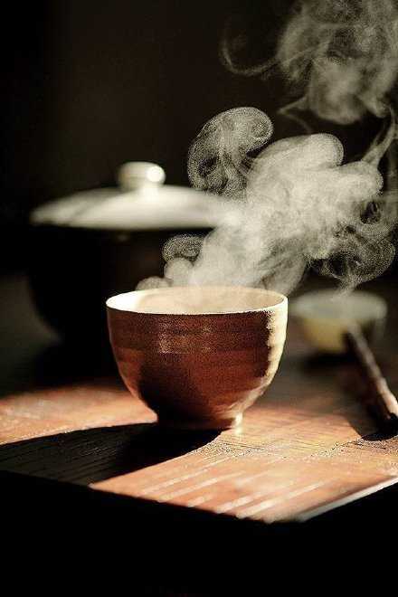 幸福是什么？我觉得有时候就只是一壶茶或一杯咖啡，或听一首歌曲，就这么简单。