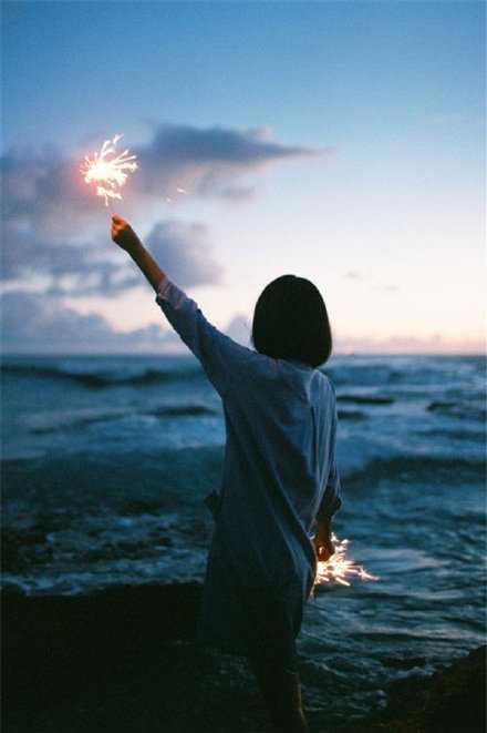 即使人生中最黑暗的时光，也一定有一道光能把它照亮。你自己就是那道光。每件发生在你身上的事无论美丑，都是礼物！