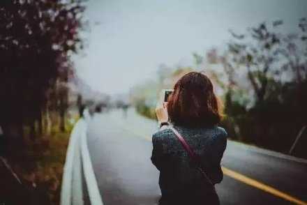 你要真想结婚，就别去找一个特别独立的人相处。婚姻是个协作项目，正是因为双方不够独立互有所求才能合作下去。这就是为什么越优秀的人越不愿结婚，如果一个人可以妥善的安排好生活方方面面，那么大概率而言，多一个人只会降低生活品质。说白了，无所图的人，不屑于婚姻。