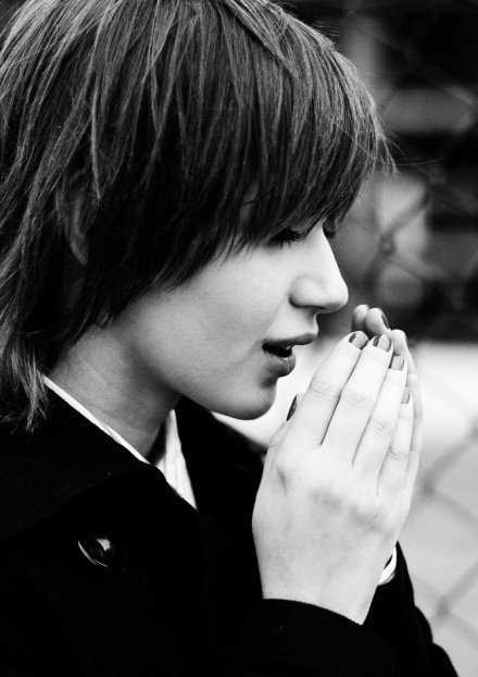 跟虚情假意的人虚情假意，对喜新厌旧的人喜新厌旧，跟斤斤计较的人斤斤计较，对行事暧昧的人暧昧行事……有人说这就叫情商。——不，这叫机巧，见人就换脸，即便是聪明，也令人生厌。最好，不让生活蹂躏了你的耿直。