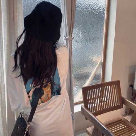 越来越发现，自私又薄情的人大部分时候都活的很潇洒，无忧无虑，不觉得亏欠任何人。反倒是那些善良又深情的人，太过共情，又不好意思麻烦别人，多数都活的委屈拧巴又辛苦。