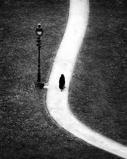 跟朋友聊二十几岁到三十几岁的变化，大家总结了一下就是：生活一直在变好，但快乐就是越来越少。