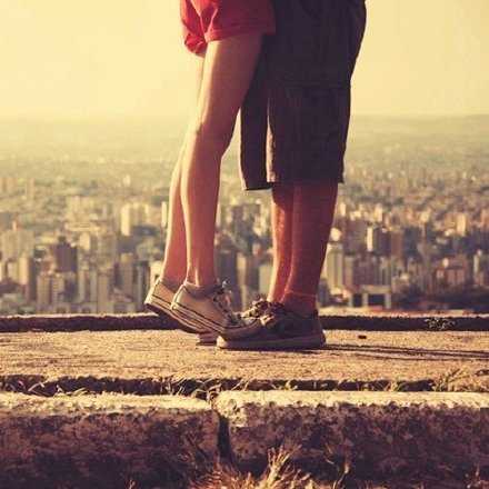 希望你出现的时候，会揉揉我的头，抱着我在我耳畔说，对不起，我到现在才来，让你等太久了。