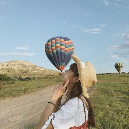 如果生活一定要取悦一个人，我想你最应该取悦的是自己。随着心的方向走，看到别人的光芒，也知道自己的耀眼。