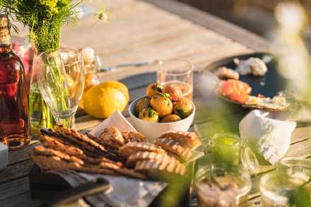 在我们的有生之年，从事自己热爱的事业，和自己喜欢的人在一起，大概就是活着的意义。