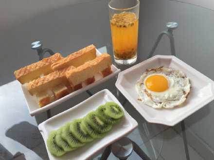 不要把自己看得太强，以致眼高手低；不要把自己看得太轻，以致畏缩不前。理智面对眼前的境遇，正确评估自己的实力，稳扎稳打，积极进取，一步一步变得越来越好的你，也终将一天一天距离梦想越来越近。早安。