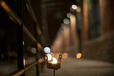 夜里不睡的人，白天多多少少总有什么逃避掩饰的吧。白昼解不开的结，黑夜慢慢耗。