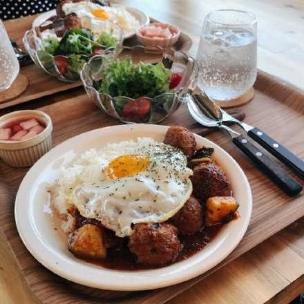 悄悄的我吃了 正如我悄悄地胖 我睡了个懒觉 却带来一片脂肪