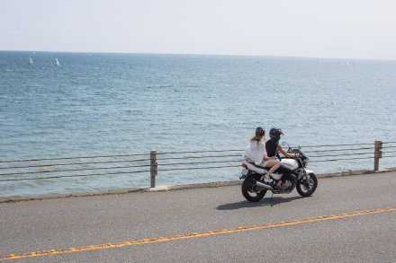 人们更容易和自己亲近的人发火，而不是他们讨厌的人。所谓亲近的人，就是大部分时间和他们在一起的人——这一点很重要，这说明我们发火往往是因为我们对自己亲近的人有更多期望，或者说，想从他们那里得到更多东西！