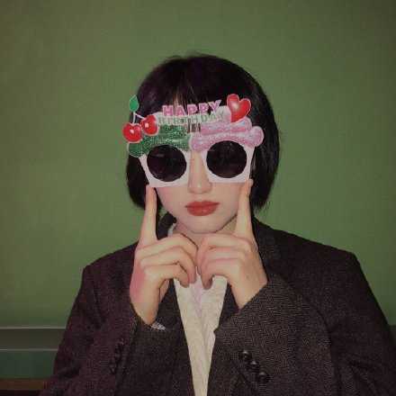 从一个爱笑的人 变成了一个不敢哭的人