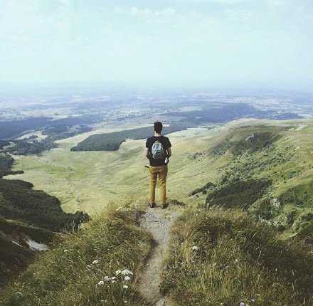 在你跌入人生谷底的时候，你身旁所有的人都告诉你：要坚强，而且要快乐。坚强是绝对需要的，但是快乐？在这种情形下，恐怕是太为难你了。毕竟，谁能在跌得头破血流的时候还觉得高兴？但是至少可以做到平静。平静地看待这件事，平静地把其他该处理的事处理好！