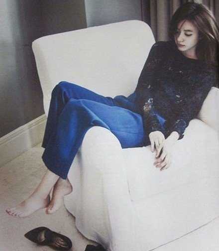 要不是因为在乎 我才不会因为你的一言一行而胡思乱想 显得自己不堪一击 我又不是傻子 又不是不知道要爱惜自己