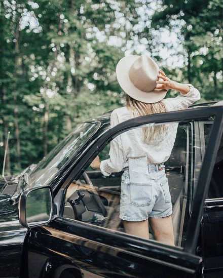 在笼中出生的鸟，还以为飞翔是一种病。