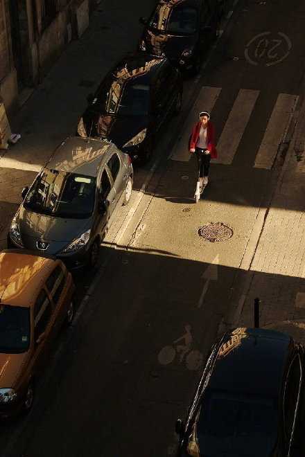 当你用有趣的态度对待生活力那些看似无趣的小事，会收获一份小小而确定的幸福，从而觉得生活美好无比。