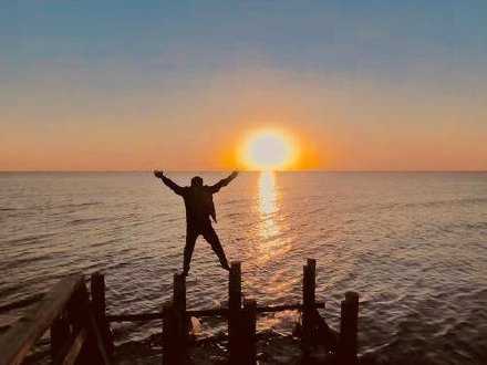 人的一生就是这样，先把人生变成一个梦想，然后再把梦变成现实。早安~