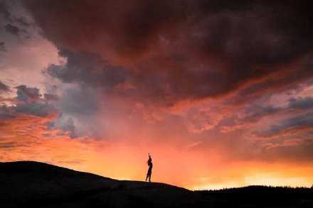 追光的人，自己也会身披万丈光芒。