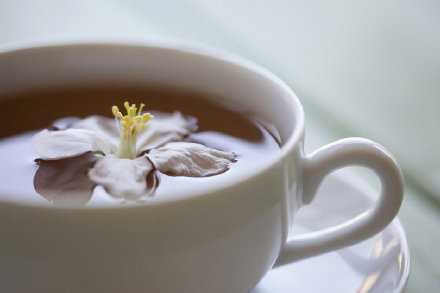 当生活变得颓废时，应该做的事：1.房间大扫除 2.整理钱包里的发票收据 3.将不穿的衣服断舍离 4.浪费时间的聚会邀约通通拒绝 5.泡个半身浴，来个淋巴按摩 6.播放喜欢的音乐、下厨做饭 7.傍晚在附近散散步 8.去买之前一直想买的东西