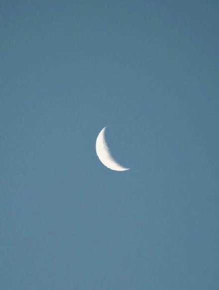 我想趁着月亮没注意，把今晚的夜色送给你。