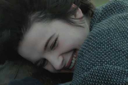 和前任分手的时候 白天倒还好 可一到晚上就再也抑制不了内心的感情 一个人蒙在被子里偷偷地笑了起来