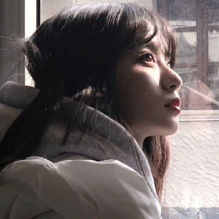 我还是个小朋友 依然爱撒娇耍小脾气 可爱十足 只是 没那么容易动心了