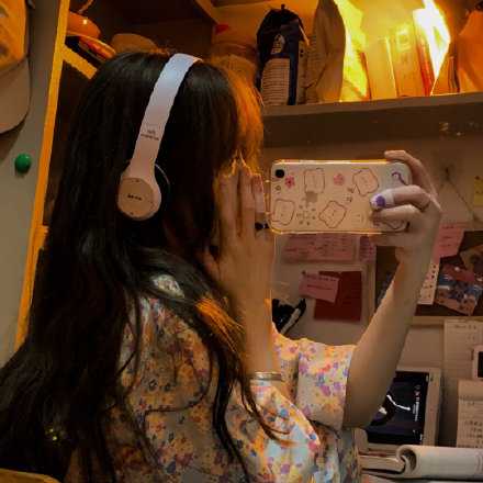 原来缺爱的人 在收到礼物的时候 不是感到惊喜 而是盘算着怎么报答