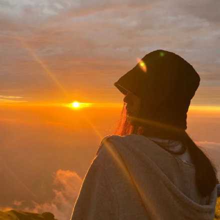 即使现在我们的生活有点乱糟糟的 也不要停下前进的脚步 每天都要认真地生活 要做个不声不响 努力追赶星光的人