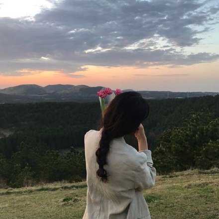 不要遇到一点坎就灰心 尝一点丧就抱怨 这波光粼粼的漫长岁月里 四季柔软 人间也满是浪漫 你要振作呀