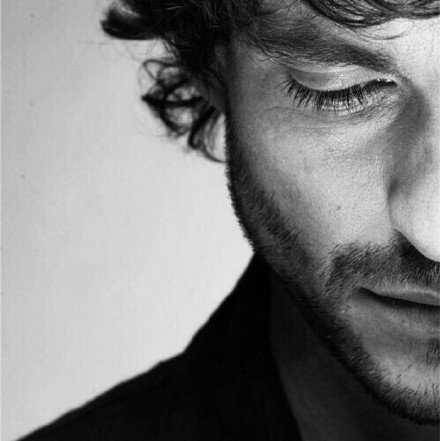 长大这件事最遗憾的，不是梦想越来越小，不是慢慢学会妥协，也不是渐渐甘于平凡。而是不得不对过去的自己说：“对不起，我没有成为你想成为的那种人。”