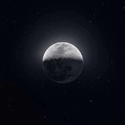 如果月亮有耳朵，它就会听见我一直在说：“晚安，我很想你。”