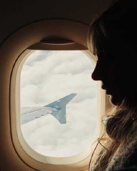 人们总说你的年龄越大，你需要的睡眠时间就越少。其实你只是逐渐学会了如何一直疲惫地活着。