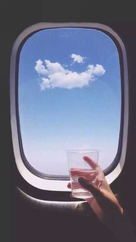 只希望不管怎么样，大家都能尽量在生活里找到让自己舒服的位置吧。有时候别人的看法或许没有那么重要，多吃点好吃的，多做一些让自己快乐的选择，往前走，别回头看就好了。