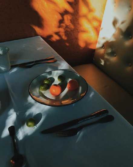 我总嚷嚷着要脱单，可是却从来没有主动过，我害怕快餐爱情，害怕分开，所以我等，等一个唯一灵魂契合的人。