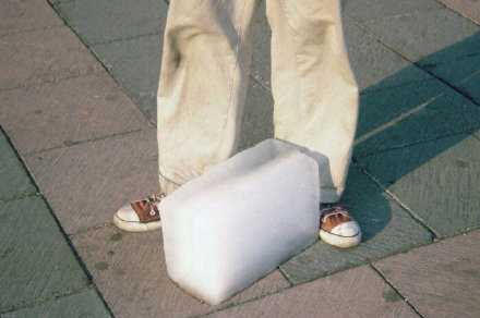 从这一刻开始，别去爱太远的人，别去暖太冷的人。