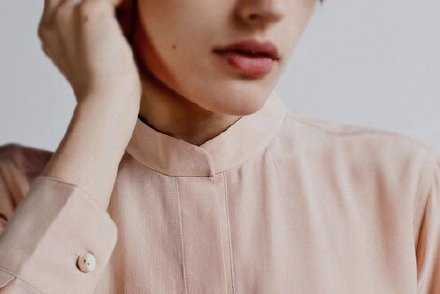 承诺不必说的动听，行动到位才是真心。