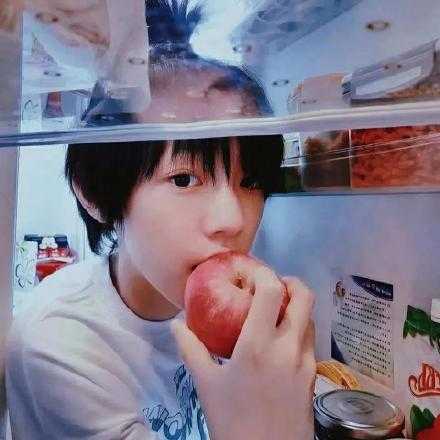 放弃和自哀自怨很容易，谁都可以，可我偏不想，我骄傲，我想成为那个奇迹，没有人可以打败我，除了我自己。