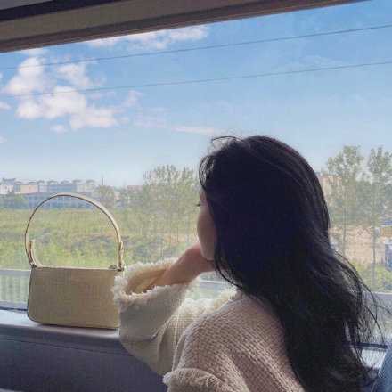 我觉得我自己还没有彻底长大 我控制不住突如起来的情绪 我还是那个碰到挫折就想回家的小女孩