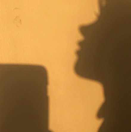 我不问别人的故事，除非她自己愿意。