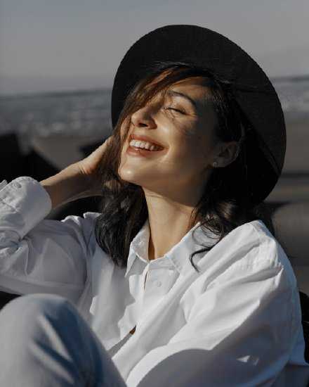 我不想属于任何人，我喜欢我自己一个人，谈感情很麻烦，会伤人。