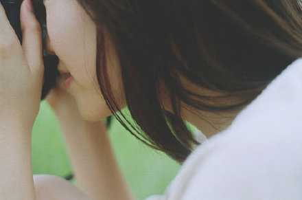 低头是一种能力，它不是自卑，也不是怯弱，它是清醒中的嬗变。有时，稍微低一下头，或者我们的人生路会更精彩。