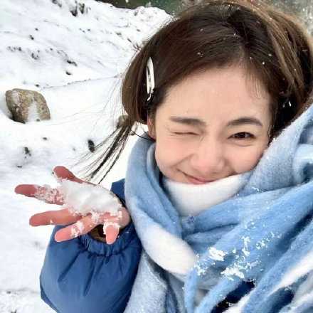 “肩并肩的友谊 比手牵手的爱情更长久”