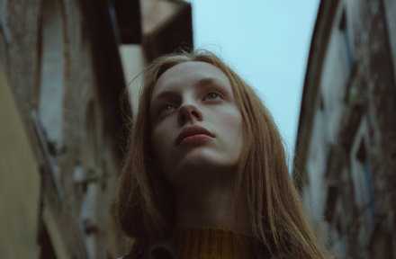 烟灭酒半杯，往后的日子记得多笑别流泪。