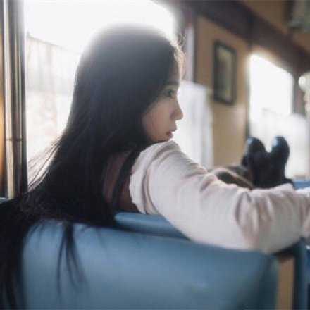 不要向任何人解释你自己 爱你的人不介意 恨你的人不会信