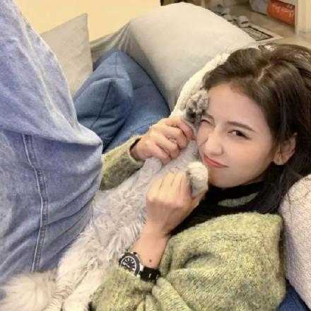 有热气腾腾的朋友真好啊 他们拉拉扯扯打打闹闹 把你从悲伤孤独里拉扯出来 若无其事的拥着你往前走