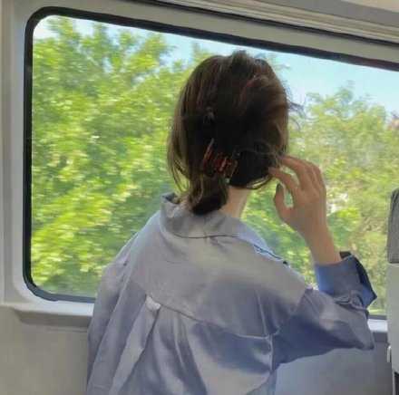 未必要跑得足够快，才能让悲伤赶不上，其实只要是一直往前，就是背对悲伤了。