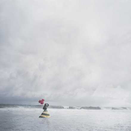 “撑过去一天，再撑过去另一天，这究竟算什么样的人生？”“很多人的人生。”