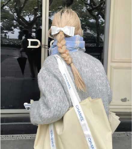 与其在意别人的背弃和不善，不如经营好自己的尊严和美好，永远顺从自己，清醒，独立，不与烂人烂事纠缠，不过度忧虑。