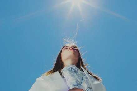 咬到舌头才知道吃东西不能太急 爱过错的人才知道不是执着就能在一起 不摔跤永远不知道哪里的路最平 所有的经历都是必然的