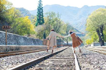 日子渺小重复，却都是幸福。