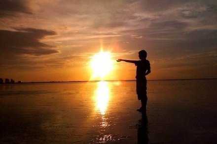 生活从来不会刻意亏欠谁，它给了你一块阴影，必会在不远的地方撒下阳光。